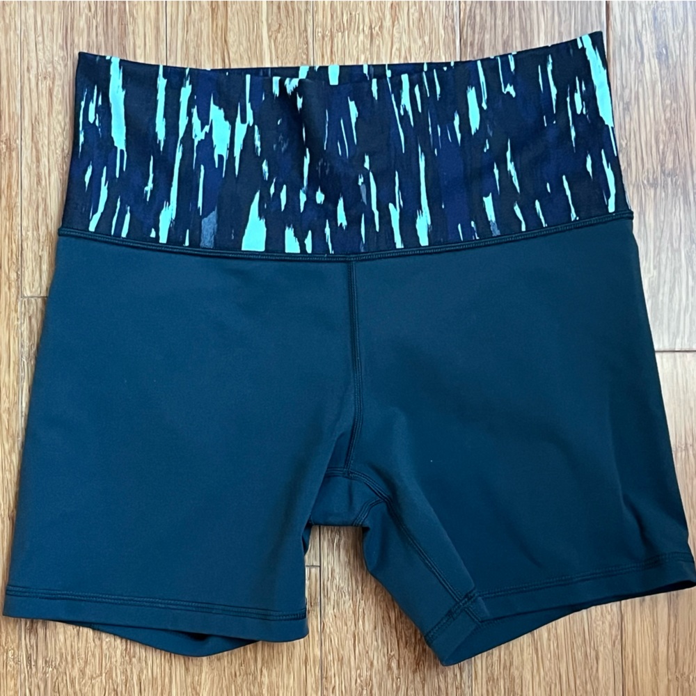 lululemon athletica Green Bike Shorts Size 6. 1365